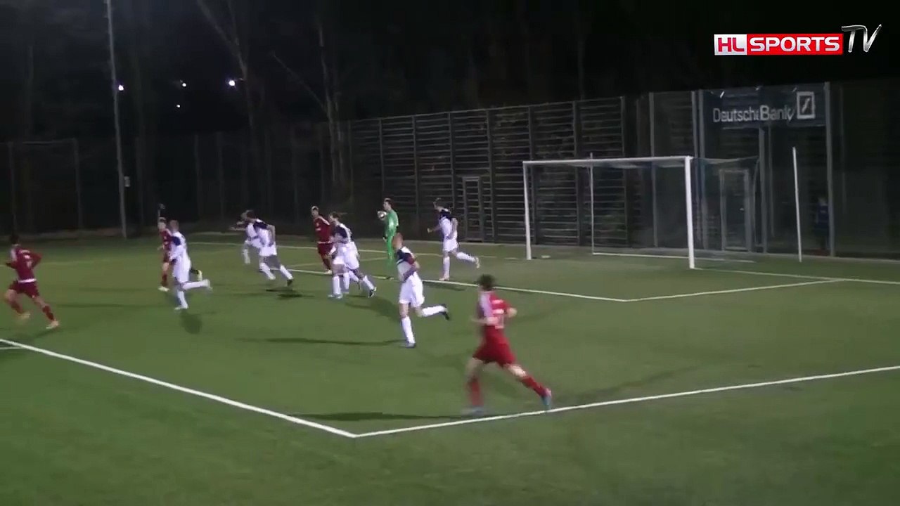 Boulette : il dégage sur la tête d'un attaquant - Lubeck vs. Travemunde