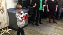 Un enfant de 6 ans reçoit une main en 3D pour Noël