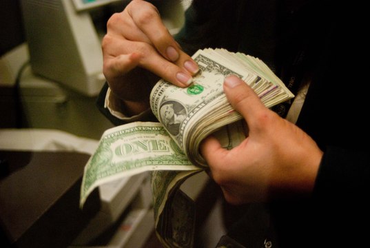 Cómo identificar billetes falsos