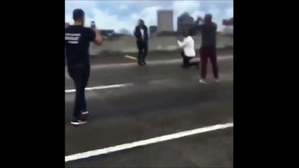 Un débile fait sa demande en mariage sur l'autoroute en bloquant la circulation