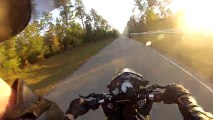 Un motard qui gère très mal sa réception après un wheeling