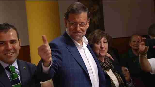 Ancianos residencia Cangas de Onis cantan Asturias patria querida a Rajoy