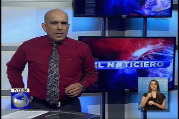 Auto se metió bajo un trailer y el conductor vive para contarlo