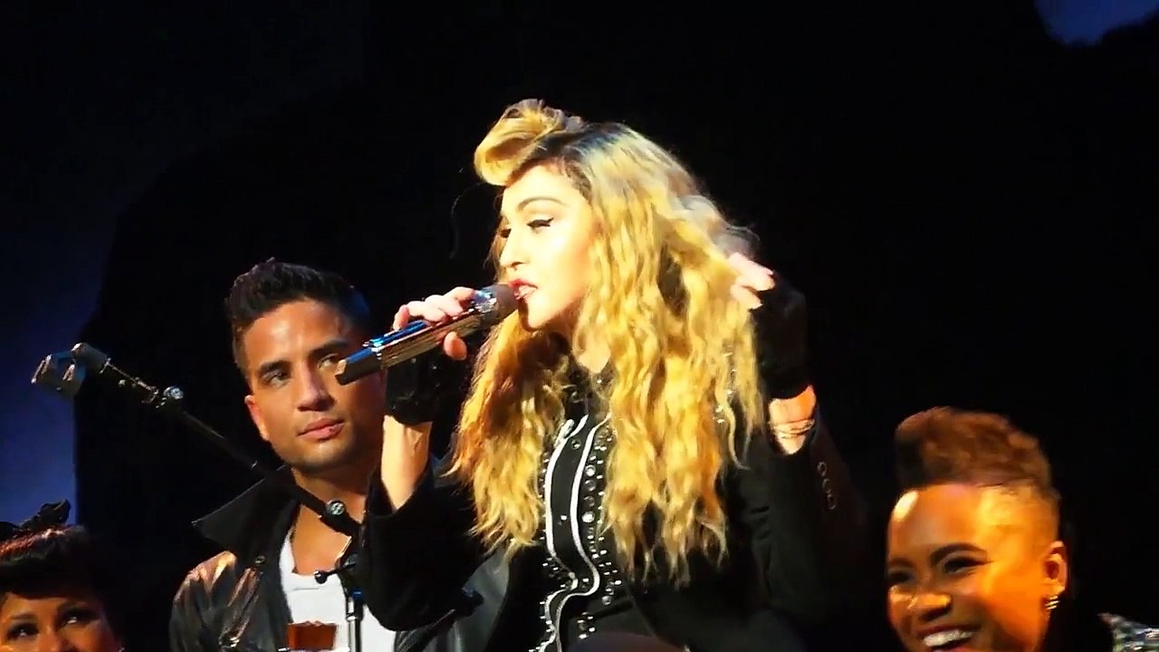 Après un long retard, Madonna balance des insultes en direction de ses fans qui la sifflaient