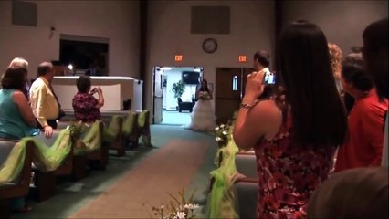 Mariage ! Cette mariée va faire une entrée dans l'église qui va ravir tous les invités.