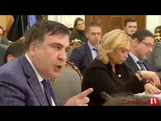 Ukrayna'da bakanın Saakaşvili’ye su dolu bardak fırlatması kamerada