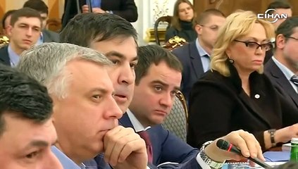 Ukrayna'da bakanın Saakaşvili’ye su dolu bardak fırlatması kamerada