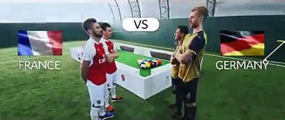 نجوم الأرسنال يستعرضون مهاراتهم  الكروية على طاولة بلياردو عملاقة