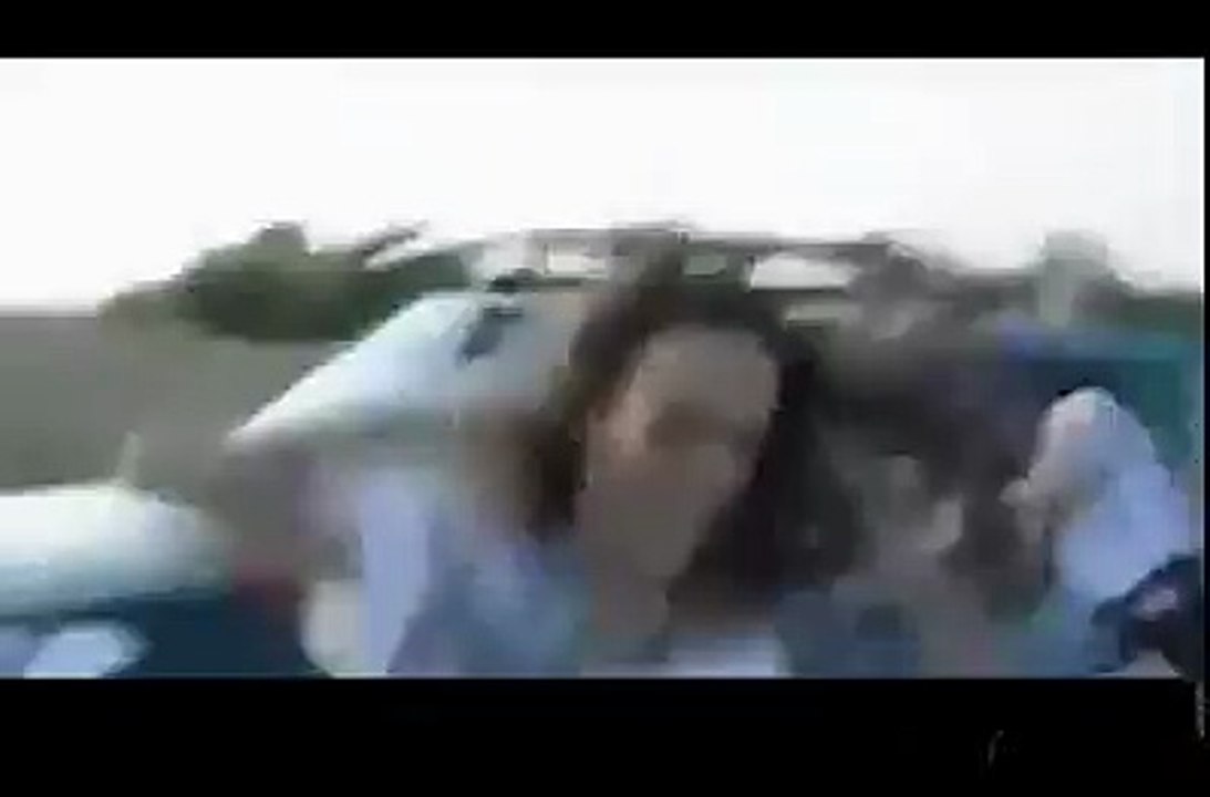 یہاں دیکھو یار، لڑکیوں کو نئی اوۓ ٹھرکی جہاز کو دیکھو،۔۔ زبردست پائیلٹ۔