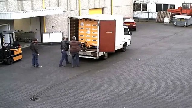Неудачная выгрузка пива из грузовика. СМОТРЕТЬ ВСЕМ! РЖАКА))))