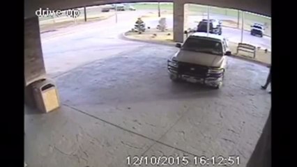 Un homme en colère devient fou et détruit un hotel avec son pick up