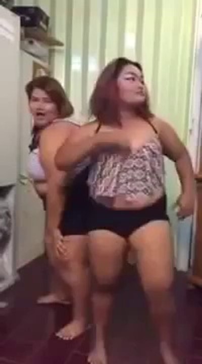 Девченки любят танцевать!