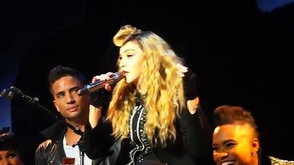 Après un long retard, Madonna balance des insultes en direction de ses fans qui la sifflaient