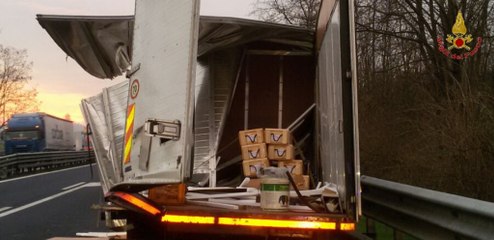 Incidente stradale sull'A1 a mezzo pesante: trasportava esplosivi