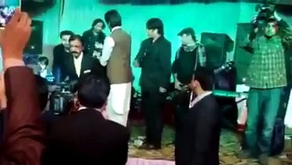 Azaan Ali Singing Live "Bara Dushman Bana Phirta Hai"