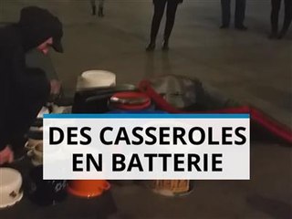 Un musicien undergound égaie un marché de Noël