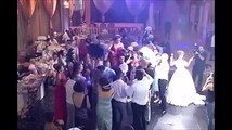 شاهد فيديو مؤثر  من مدعوّة في حفل زفاف إلى عروس