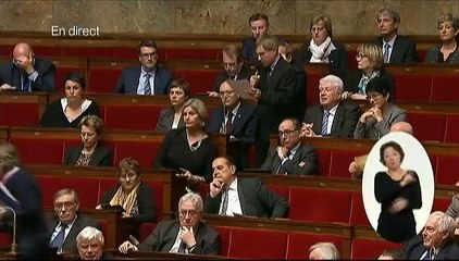 Cazeneuve signale à la police les photos de l'Etat islamique publiées par Marine Le Pen