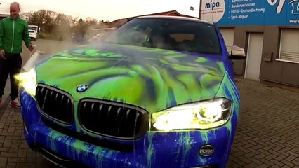 Une voiture BMW X6 se transforme en Hulk