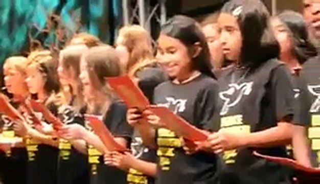 American Students Singing LAB PE AATI HAI DUA for APS Martyrs