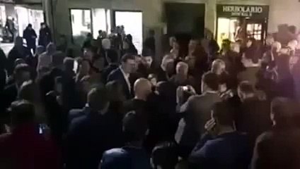 شاب يوجه لكمة قوية لرئيس الحكومة الإسباني