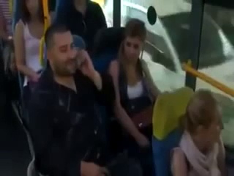 Dolmuşta Dilenci Şakası Komik Video İzle