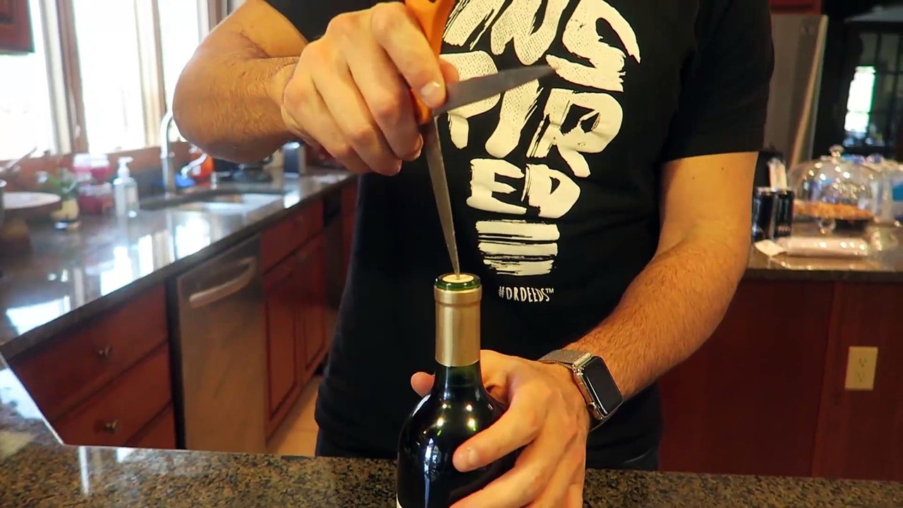 Voici comment déboucher votre bouteille de vin avec une simple fourchette!