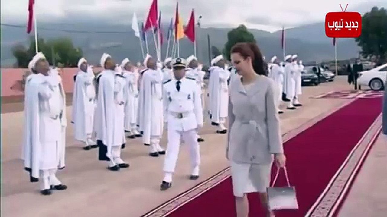 تتخيل ماذا فعلت الاميرة المغربية مع ضابط الحرس الرئاسي عندما حاول الضابط تقبيل يد الأميرة "لالة سلمى" !!!!