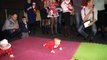En Ukraine, des nourrissons, habillés en père Noël, participent à une course (à quatre pattes)