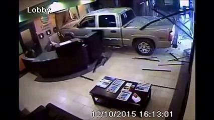 Man angry about bill drives through front entrance of Alva hotel - 1