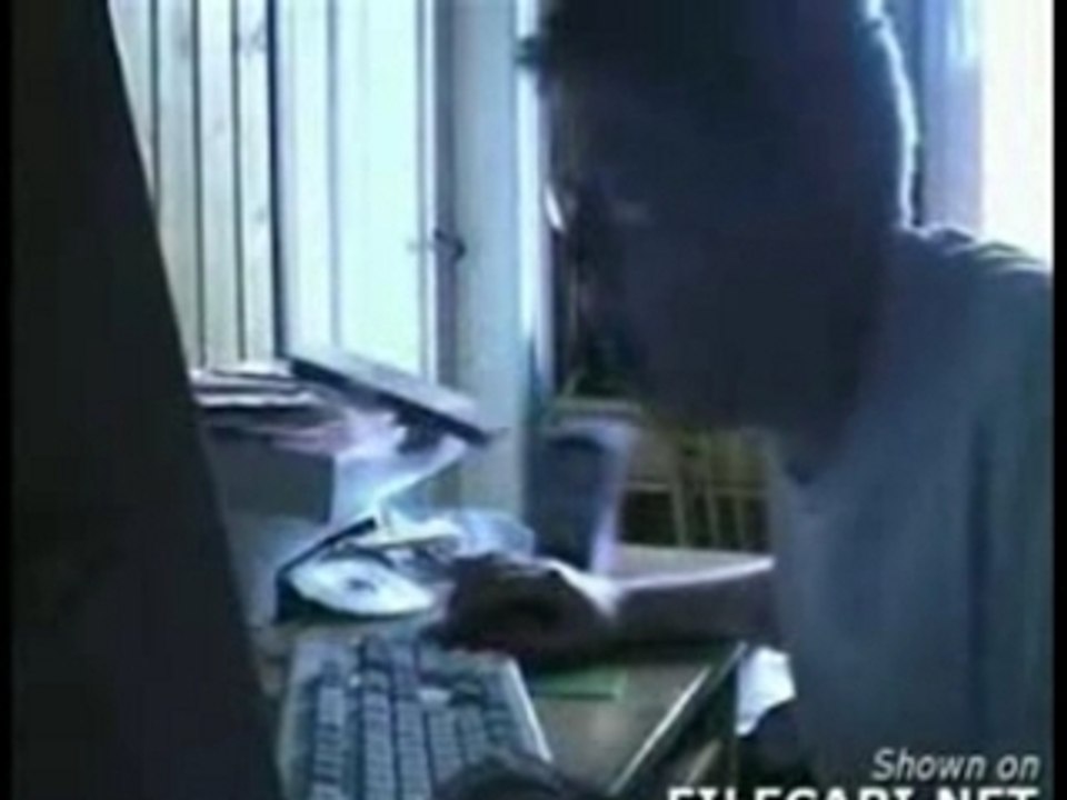 NIÑO ALEMAN Y SU PC NUEVA   BY APOLO