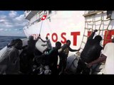 Canale di Sicilia - Soccorsi 114 migranti a bordo di un gommone (16.12.15)