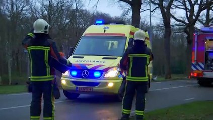 Auto rijdt tegen boom in Vlagtwedde - RTV Noord