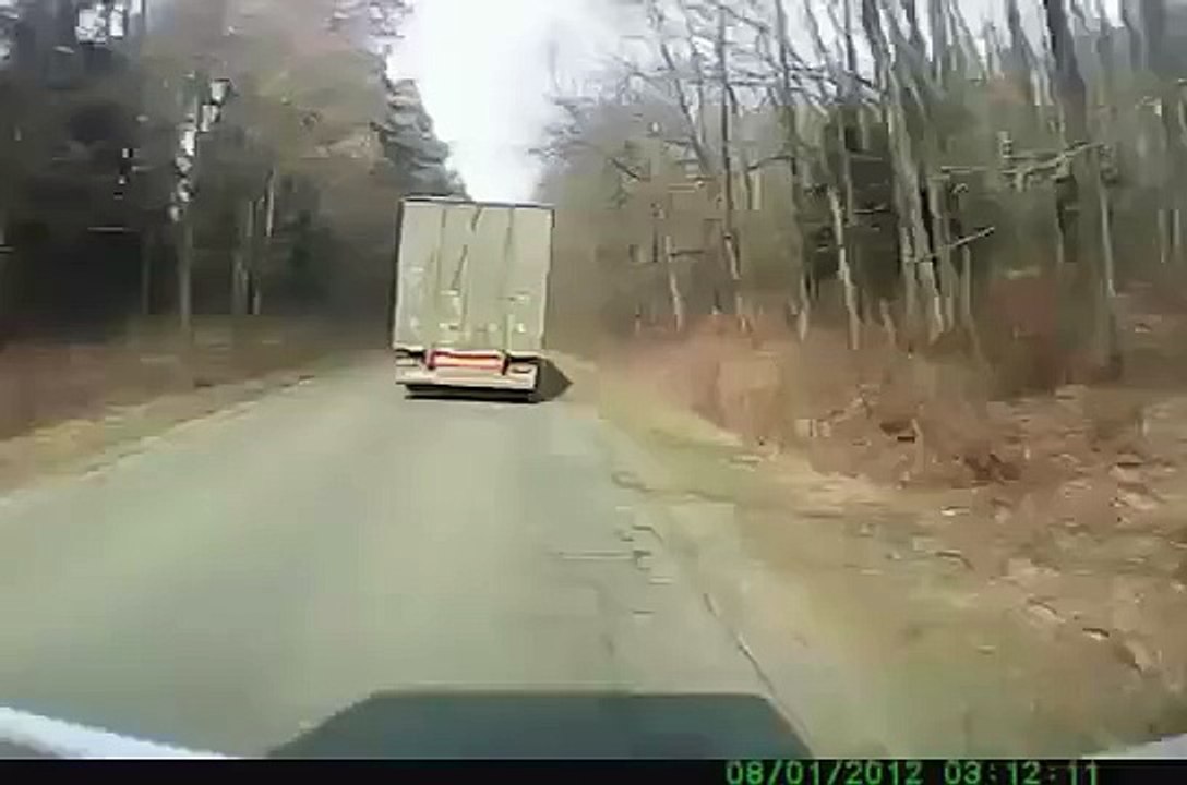 Traktörü Yoldan Atan Tır!!!