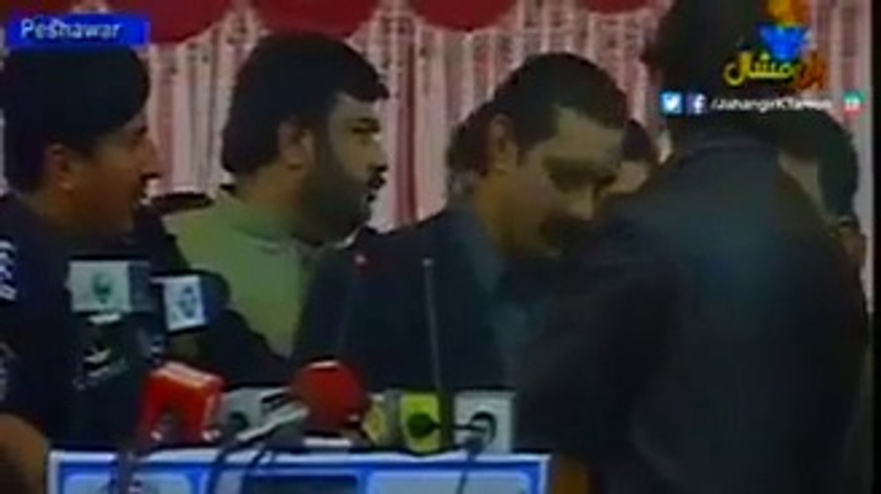 Imran Khan Hugged The Shaheed Father After Speech