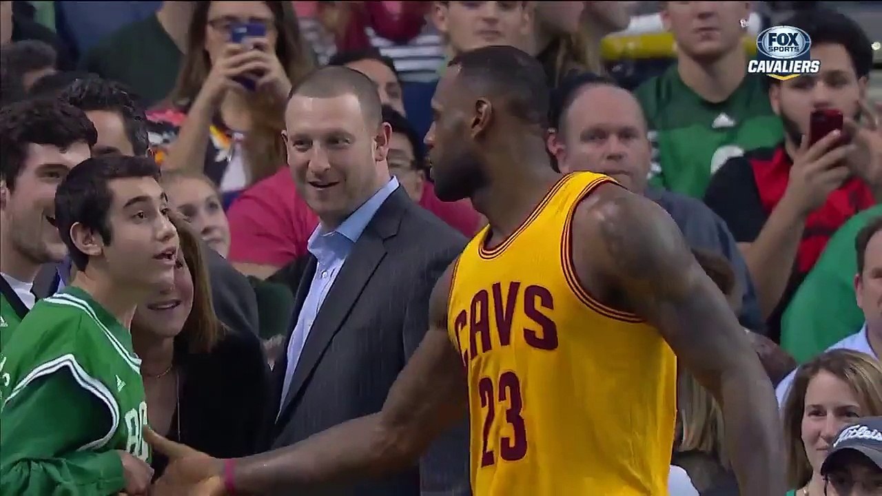 Beau geste de Lebron James qui offre ses chaussures à un enfant handicapé fan du basketteur
