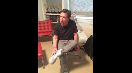 Michael J. Fox essaie les chaussures auto laçante Nike Mag