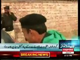 Gujranwala Police PML-N ke liye dhadnli karte huwe pakre gaye, pakre jaane per sahafiyon ko dhamkiyan