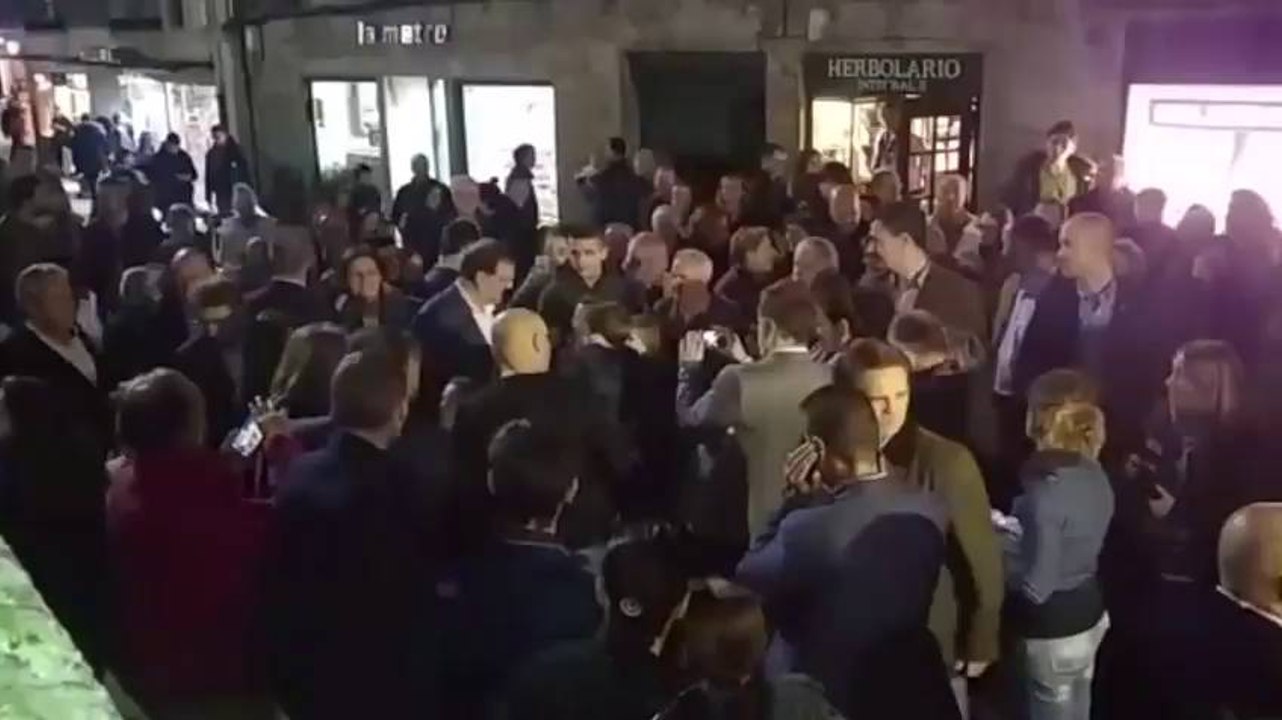 Mariano Rajoy prend un coup de poing en pleine tête