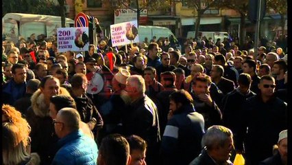 Protestuesit para Parlamentit godasin me vezë e domate, kordoni policor ruan godinën