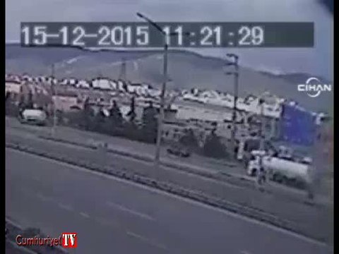 Damperi açılan kamyon tabelaya böyle çarptı