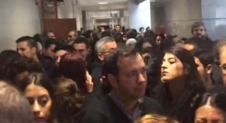Çağlayan Adliyesi'nde yüzlerce kişi Can Dündar'a destek için toplandı