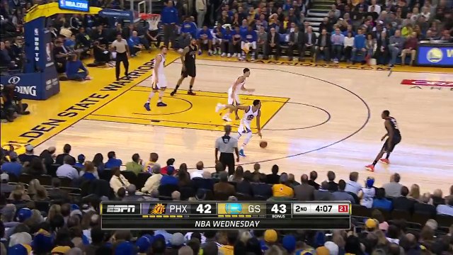 Stephen Curry Hits Klay Thompson With the No-Look Pass for Three