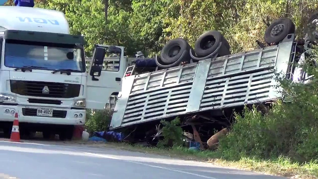 Accident de camion dans le sud-est de la Thaïlande aller trop vite vers le bas dune colline escarpée