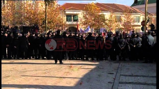 Domate, patate, vezë dhe presh janë disa nga ushqimet e hedhura nga protestuesit e PD
