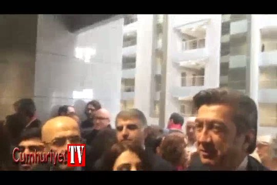 Çağlayan Adliyesi'nde yüzlerce kişi Can Dündar'a destek için toplandı