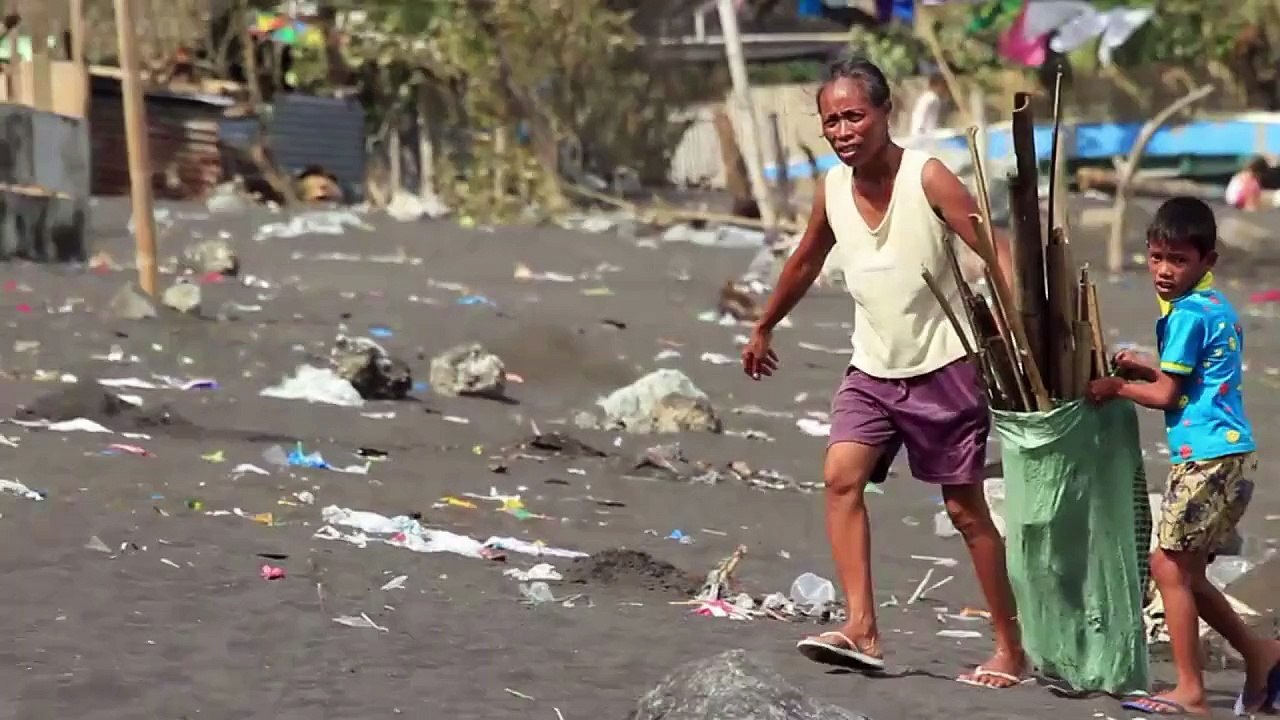 Villagers in Legazpi rebuild homes after typhoon