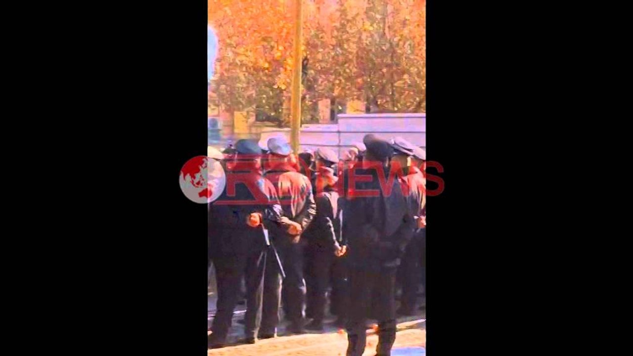 Hidhet tymuese gjate protestes se PD perpara parlamentit
