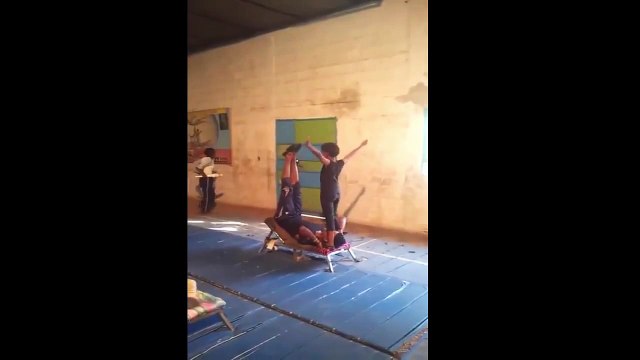 Вот это акробатика Крутит человека как колесо