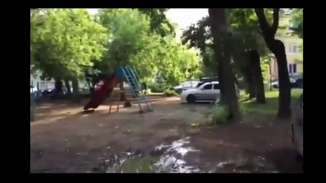 Машины проезжают везде где могут